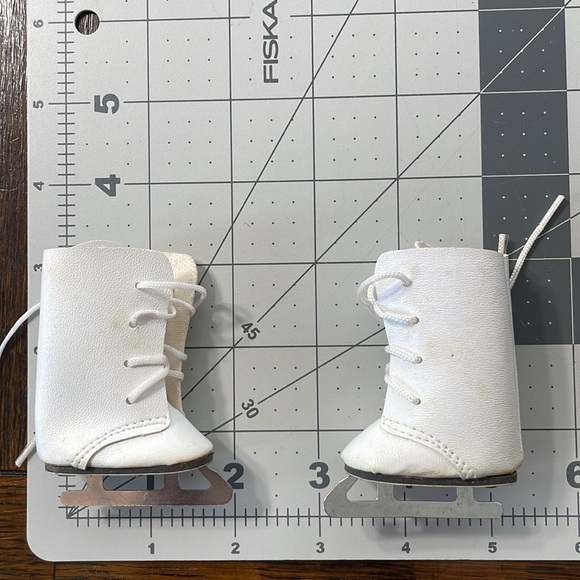 Vintage doll shoes and skates, white vinyl ice skates / black vinyl shoes - Picture 2 of 13